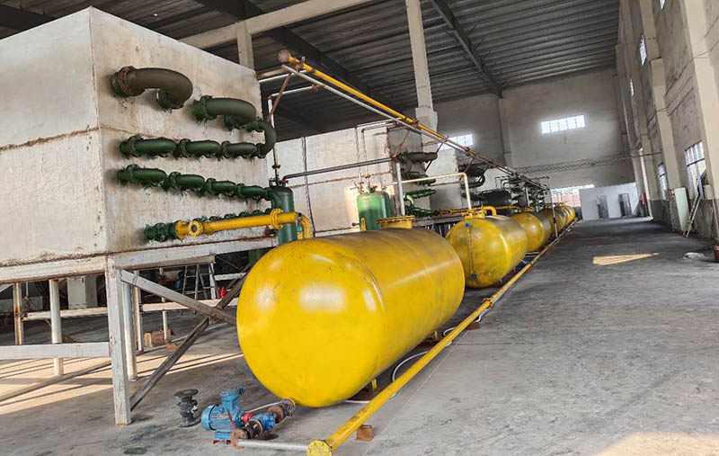 間歇式塑料煉油設(shè)備生產(chǎn)現(xiàn)場(chǎng)