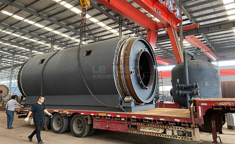 湖南邵陽(yáng)曾總訂購(gòu)的多臺(tái)LES-2866輪胎煉油設(shè)備裝車發(fā)出02